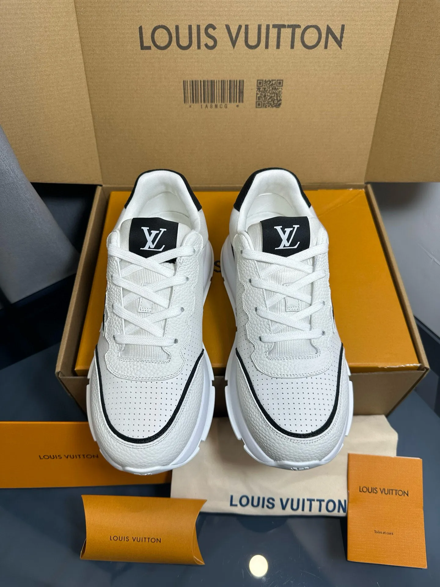 Factory price: 700💰🌈LV | Louis Vuitton 2025𝐬𝐬 🧡💚2025 spring and summer new style top version‼ ️The original version is the same. The counter focuses on the latest casual shoes and new hard goods🆕 ❥Purchasing agent level! Full of high-end feel! A popular model among bloggers at home and abroad, it’s retro and fashionable, and looks stunning on your feet! Wear a lot of happiness! The official website's main recommendation★ ━━━━━ ЅᏇєєt ━━━━━ ▪️Upper: Original custom-made imported calfskin fabric ▪️Inner: breathable gauze imported from Italy ▪️Outsole: rubber foam ➕t men's men's shoes 💰u high-end outsole ▪️Color: nine colors available ▪️Shoe size: 35-44, (45, 46 customized)